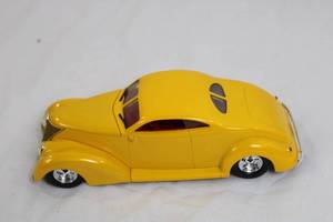 lot 38 image: ERTL Die-Cast 1937 Ford Custom Yellow Coupe Model Car