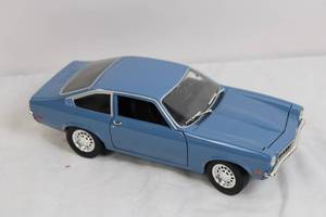 lot 39 image: Scale Model Blue Classic Coupe Car with Opening Doors and Hood