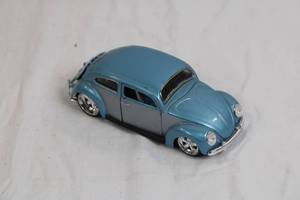 lot 41 image: 124 Scale Diecast VW Beetle Model Car Blue and Silver