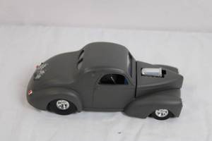 lot 45 image: Racing Champions Issue #10 Die-Cast Model Car with Checkered Flag Detail