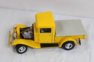 lot 50 image: Road Legends 1934 Ford Pick-Up 118 Scale Diecast Model Yellow