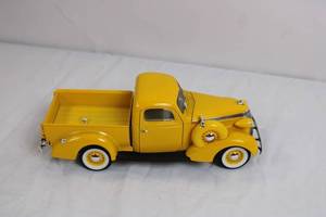 lot 53 image: 118 Scale 1937 Studebaker Coupe Express Pickup Diecast Model by Road Signature