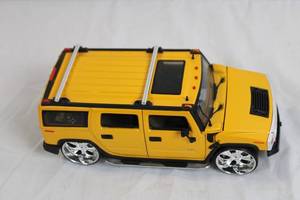 lot 58 image: Dub City 124 Scale Die-Cast 2003 Hummer H2 Model Car