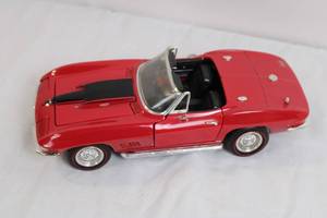 lot 61 image: 118 Scale 1967 Chevrolet Corvette Diecast Model Car Red