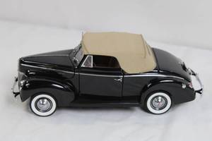 lot A-67 image: 118 Scale 1940 Ford Convertible Diecast Model Car with Removable Top