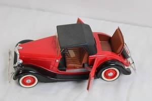 lot 70 image: 118 Scale 1934 Ford V8 Die-Cast Model Car Red and Black