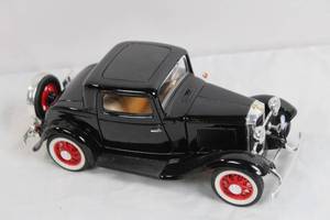 lot 71 image: Road Legends 1932 Ford Die-Cast Model Car with Red Spoke Wheels