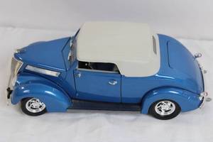 lot 73 image: 118 Scale 1937 Ford Convertible Die-Cast Model Car with Top