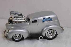 lot 74 image: Muscle Machines Diecast Model Car Silver Hot Rod with Blown Engine