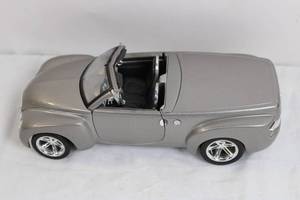 lot 82 image: Maisto 118 Scale 2000 Chevrolet SSR Diecast Model Car