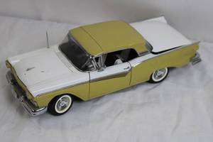 lot 91 image: Diecast 1957 Ford Fairlane Convertible Model Car