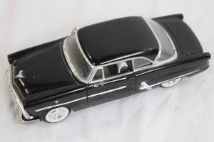 lot 104 image: Welly 124 Scale 1953 Ford Crestline Model Car Black
