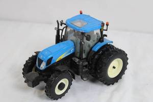 lot 107 image: Ertl Dealer Edition 2007 New Holland T7050 Diecast Tractor Model