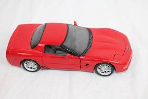 lot 114 image: Maisto 124 Scale Red Corvette Diecast Model Car
