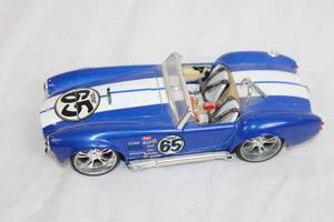 lot 118 image: Maisto 124 Scale Diecast Shelby Cobra 427 Model Car