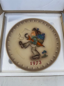 lot 128 image: Goebel Hummel 1973 Annual Collectible Porcelain Plate with Box