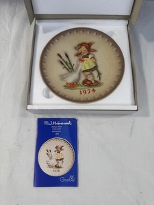 lot 129 image: 1974 Goebel M.J. Hummel 4th Annual Plate with Original Box