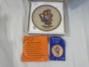 lot 132 image: 1976 Goebel M.J. Hummel Annual Plate with Box and Certificates