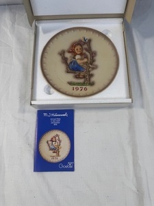lot 133 image: 1976 Goebel M.J. Hummel Annual Plate with Original Box