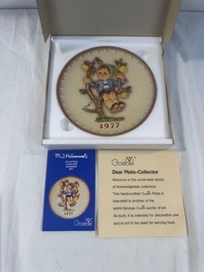 lot 134 image: 1977 Goebel M.J. Hummel Annual Collector Plate with Box and Certificate