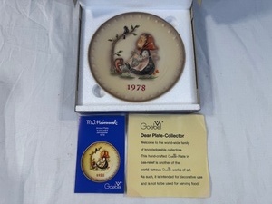 lot 135 image: 1978 Goebel M.J. Hummel 8th Annual Collector Plate with Original Box