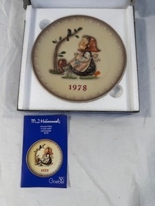 lot 136 image: 1978 M.I. Hummel Goebel Annual Plate with Original Box