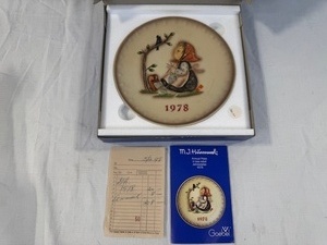 lot 137 image: 1978 M.J. Hummel Goebel Annual Plate with Box and Certificate