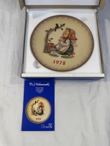 lot 138 image: 1978 Goebel M.J. Hummel Annual Porcelain Plate with Box and Insert