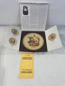 lot 139 image: 1979 Goebel M.J. Hummel Annual Plate in Original Box