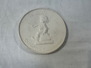 lot 142 image: Goebel Collectors Club Member Plaque Germany
