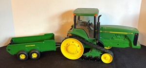 lot 15 image: Ertl John Deere Tractor with Trailer