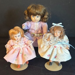 lot 42 image: Set of 3 Petite Vintage Dolls with Stands