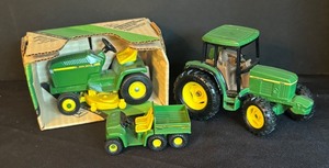 lot 45 image: Set of 3 John Deere Die-Cast Vehicles - Tractor, Garden Tractor in Box, and Gator