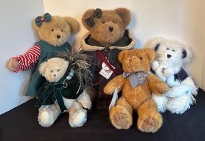 lot 50 image: Set of 5 Collectible Teddy Bears by Boyds, Mary Meyer, and Muriel