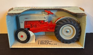 lot 95 image: New Ertl Ford NAA Golden 116 Die-Cast Jubilee Tractor