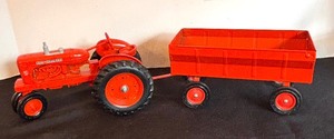 lot 158 image: Ertl Allis-Chalmers Diecast Tractor with Trailer