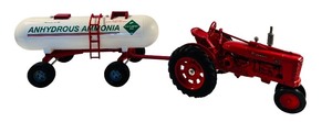 lot 132 image: Vintage Ertl Tractor with Anhydrous Ammonia Tank 21 Inch Model