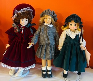 lot 466 image: Three Collectible Dolls