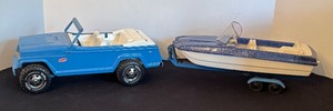 lot 126 image: Vintage Tonka Blue and White Jeep with Boat Trailer