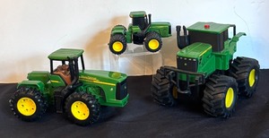 lot 265 image: Set of 3 John Deere Tractor Toy Models