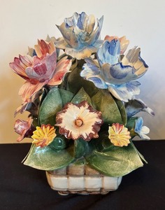 lot 296 image: Lovely Vintage Capodimonte Porcelain Floral Arrangement Decor