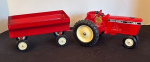 lot 305 image: Scale Models USA Red Toy Tractor with Trailer