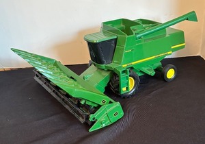 lot 320 image: John Deere 9510 Toy Combine Harvester with Interchangeable Header