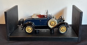 lot 350 image: 118 Scale 1931 Ford Model A Roadster Diecast Model Car