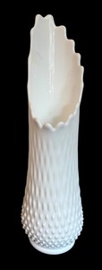 lot 361 image: Vintage Fenton Milk Glass Hobnail Swung Vase