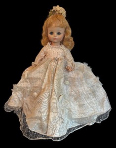 lot 497 image: Vintage 1982 Madame Alexander Cinderella Doll