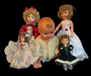 lot 572 image: Collection of 5 Vintage Dolls Assorted Styles