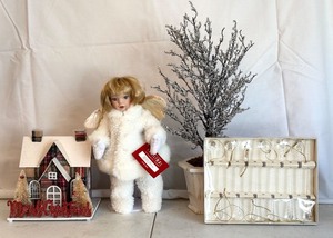 lot 139 image: Christmas Decor Collection with House of Lloyd Figurine, Pier 1 Ornaments, Tree and House