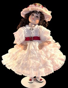 lot 418 image: Franklin Mint 13 Inch Scarlett OHara Porcelain Doll with White Dress and Hat
