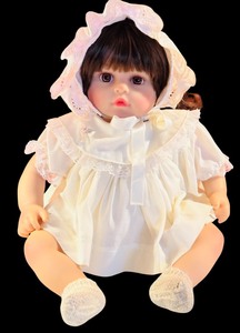 lot 424 image: Vintage Kaydora Doll with White Wicker Chair